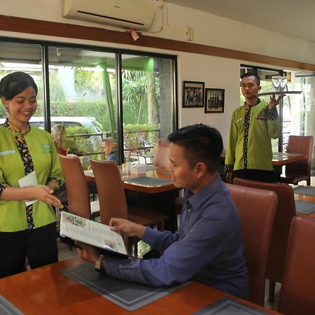 Hotel Grand Karawang Indah Kültér fotó