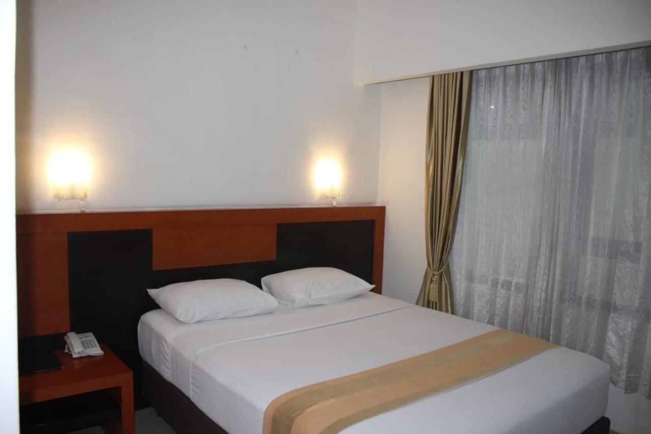Hotel Grand Karawang Indah Kültér fotó