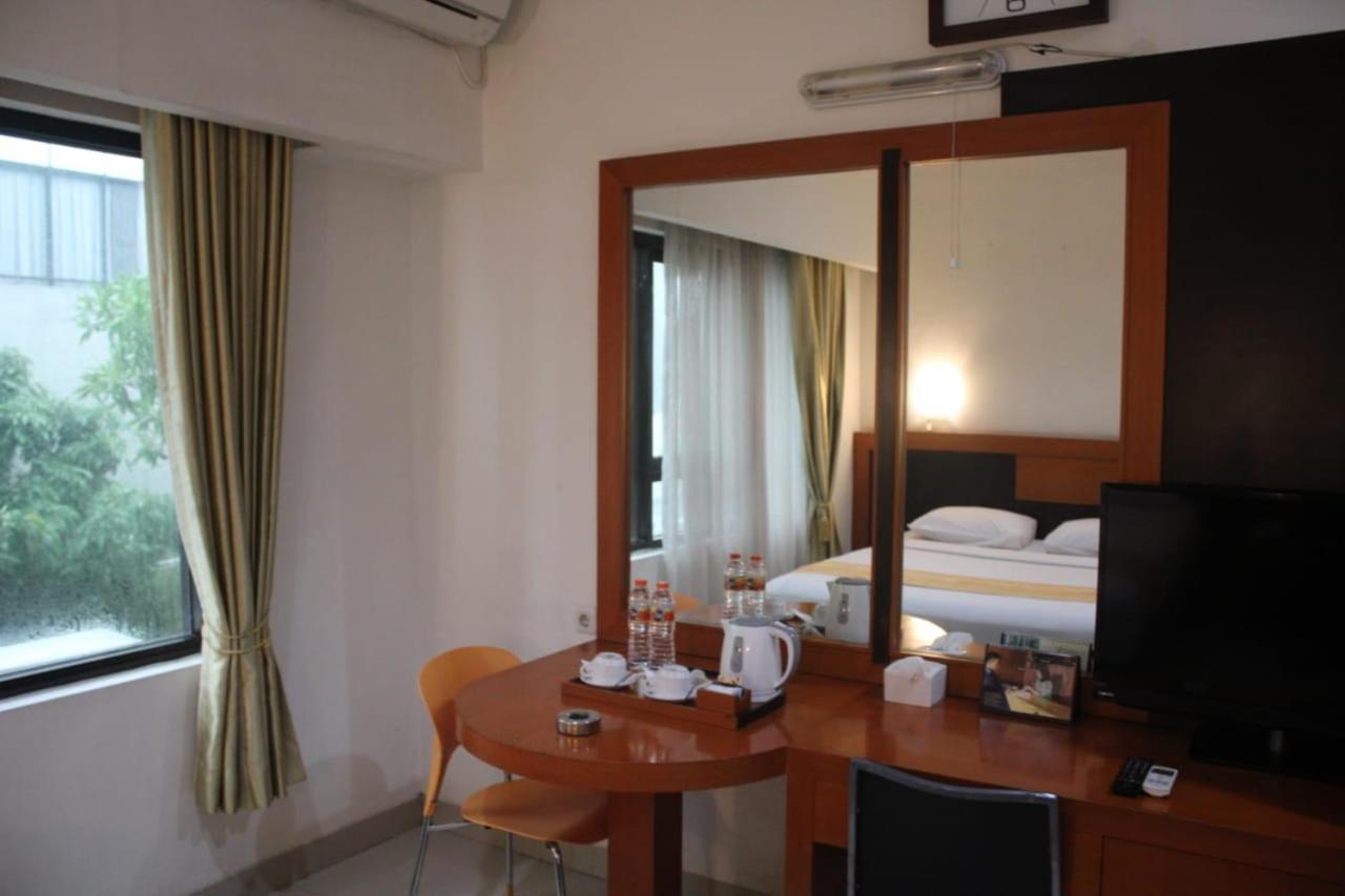 Hotel Grand Karawang Indah Kültér fotó
