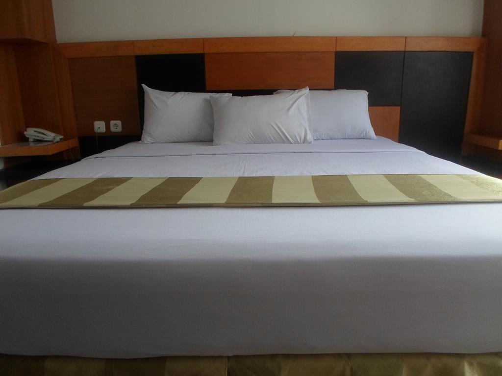Hotel Grand Karawang Indah Kültér fotó