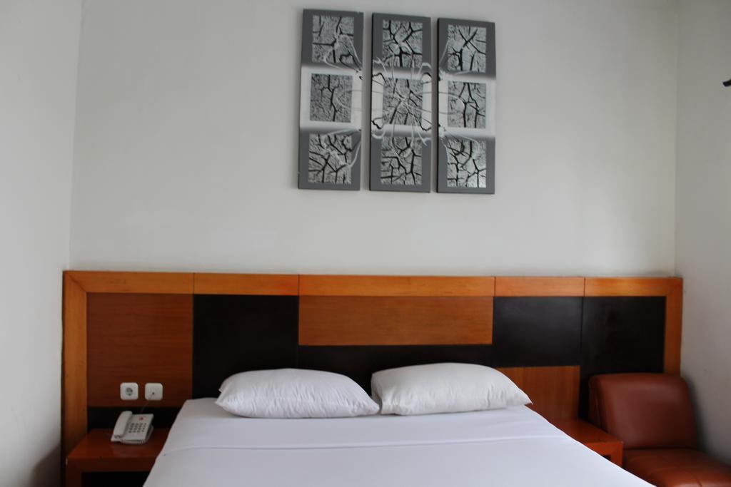 Hotel Grand Karawang Indah Kültér fotó