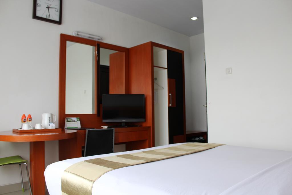 Hotel Grand Karawang Indah Kültér fotó