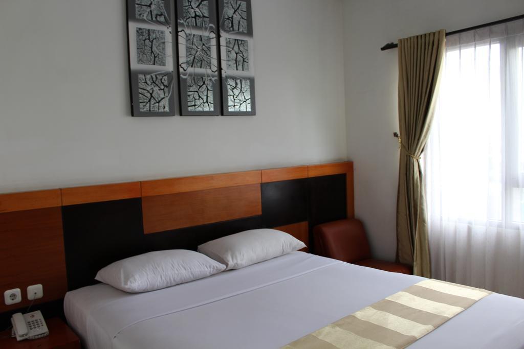 Hotel Grand Karawang Indah Kültér fotó