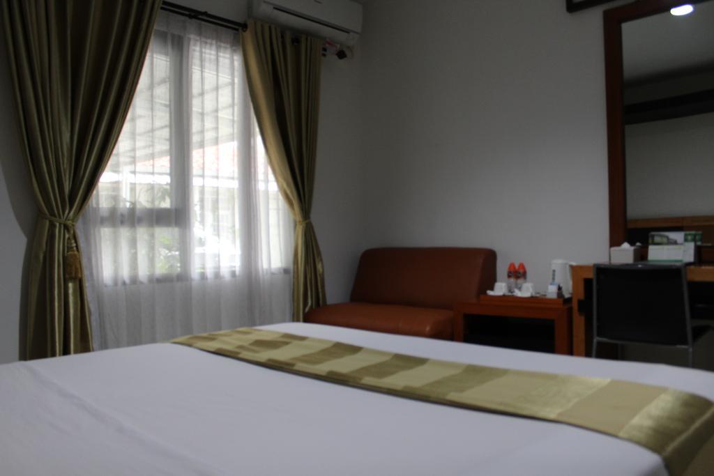 Hotel Grand Karawang Indah Kültér fotó