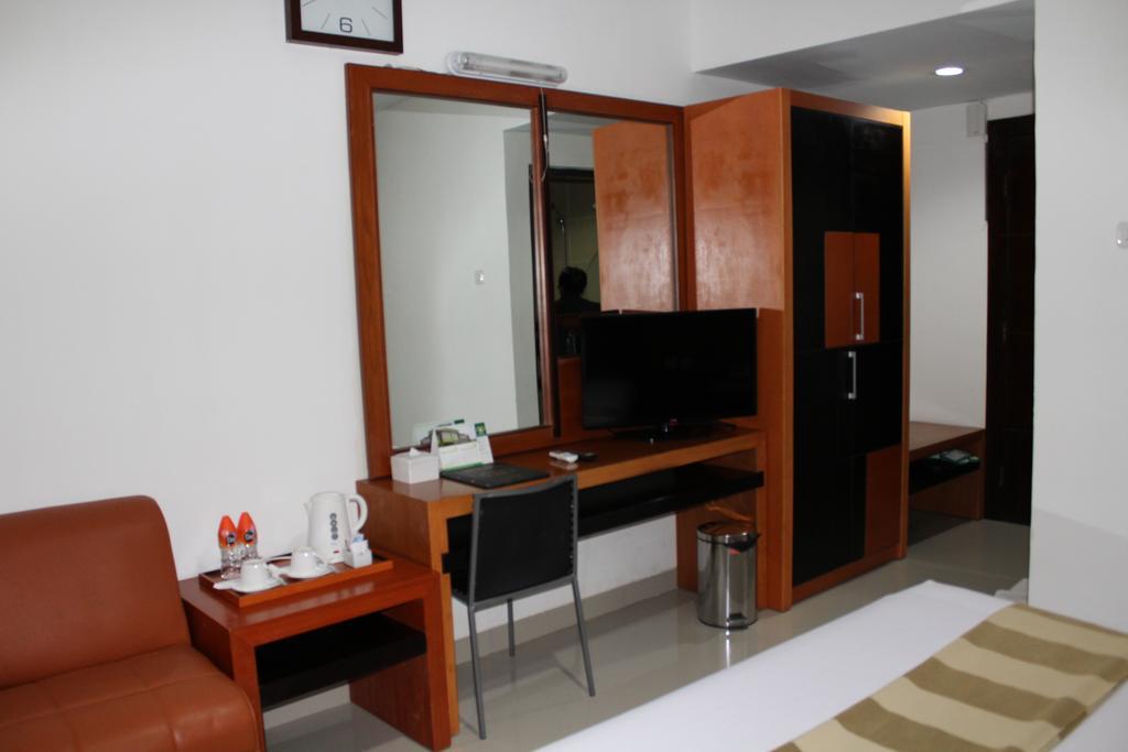 Hotel Grand Karawang Indah Kültér fotó
