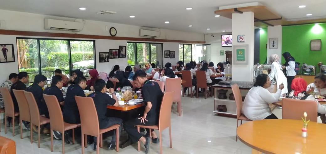 Hotel Grand Karawang Indah Kültér fotó