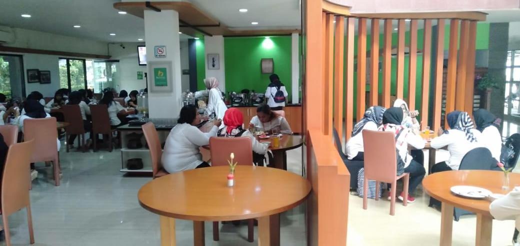 Hotel Grand Karawang Indah Kültér fotó